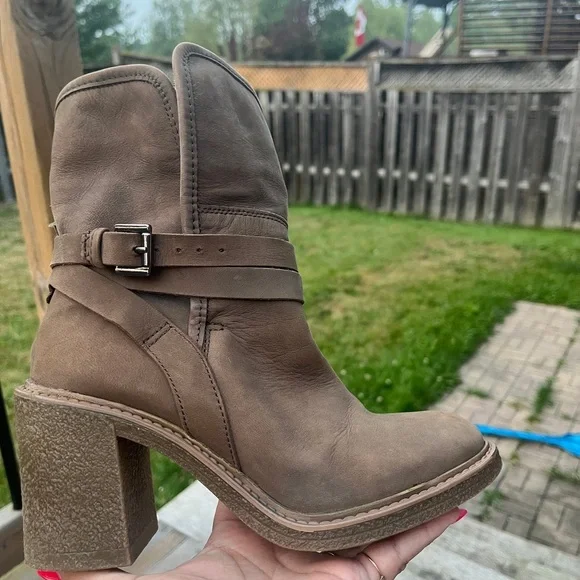 Elegant Tan Heeled Boots EU38 like New - Picture 6 of 10